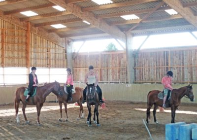 Activité équitation lors d'un séjour de colonie de vacances à la mer. Séjour Anaé La Rose des Vents à Piriac en Loire Atlantique.