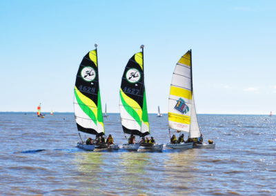 Sortie en voile lors d'un séjour scolaire à la mer. Séjour Anaé La Rose des Vents à Piriac en Loire Atlantique.