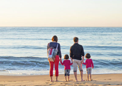 Des parents et leurs deux enfants face à la mer. Séjour de vacances Anaé à Piriac en Loire-Atlantique.