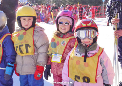 Classe de neige en Savoie avec Anaé Vacances. Des enfants de primaire apprennent à skier lors d'un cours avec l'ESF, l'école française de ski