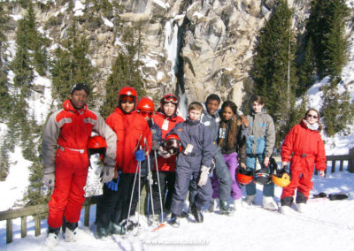 Un groupe d'élèves fait une séance de ski libre avec l'ESF à la montagne. Classe de neige avec Anaé Vacances en Savoie.