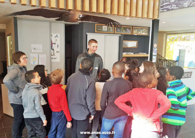 Un groupe d'élèves écoute l'animateur au parc national de la Vanoise. Classe de neige avec Anaé Vacances.