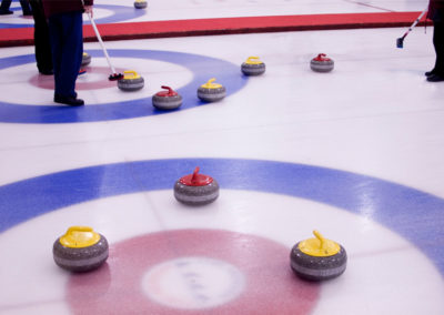 Pratique du curling fauteuil à Pralognan la Vanoise. Séjour montagne en Savoie avec Anaé Vacances.