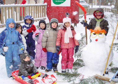 Des enfants ont fait un bonhomme de neige lors d'un séjour à la montagne à Pralognan la Vanoise en Savoie