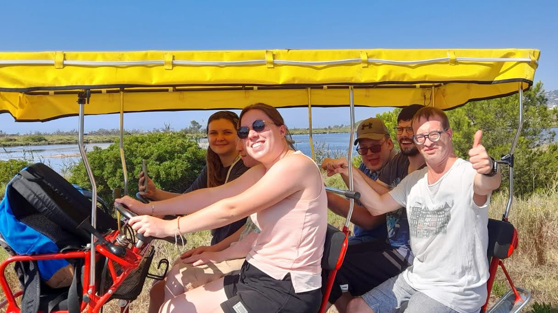 Séjour adapté adulte handicapé déficient intellectuel. Un groupe se promène à la mer avec des accompagnatrices lors d'un séjour avec Anaé Vacances à Hyères les Palmiers.