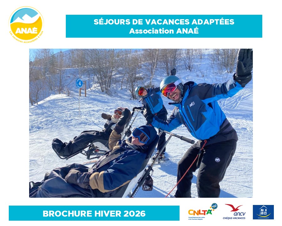 Page de couverture de la brochure des séjours adaptés hiver 2026. Sur la photo, 2 binômes pilote-vacancier en fauteuil-ski prennent la pose et sourient sur un fond enneigé.