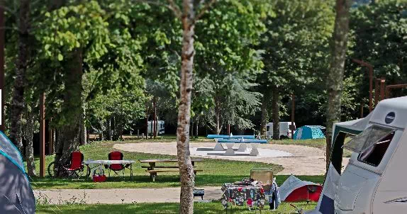 Vue sur le camping accessible handicap du château de la Porte Neuve à Riec-sur-Bélon dans le Finistère en Bretagne