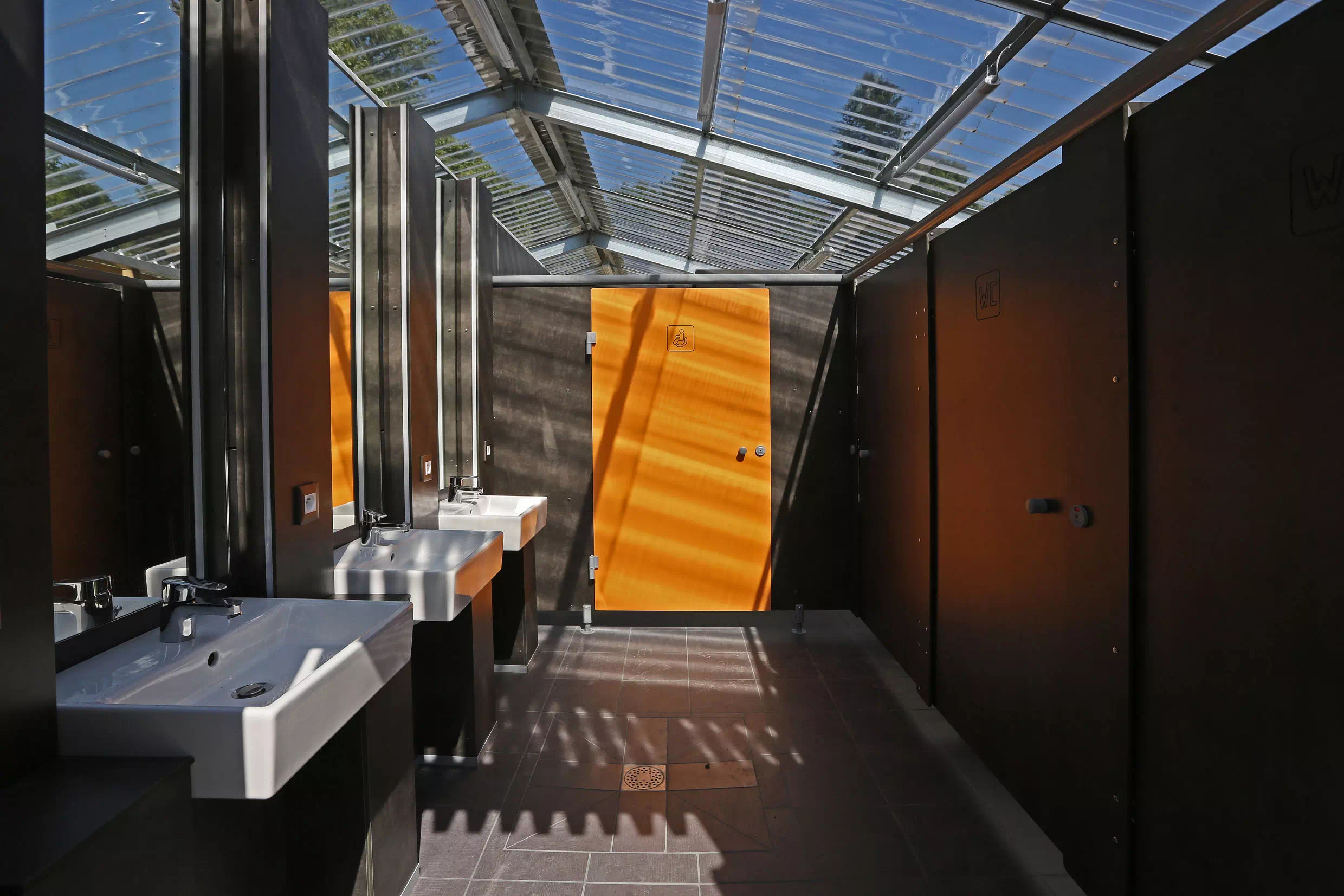 Sanitaires du camping du chateau de la Porte Neuve à Riec-sur-Bélon