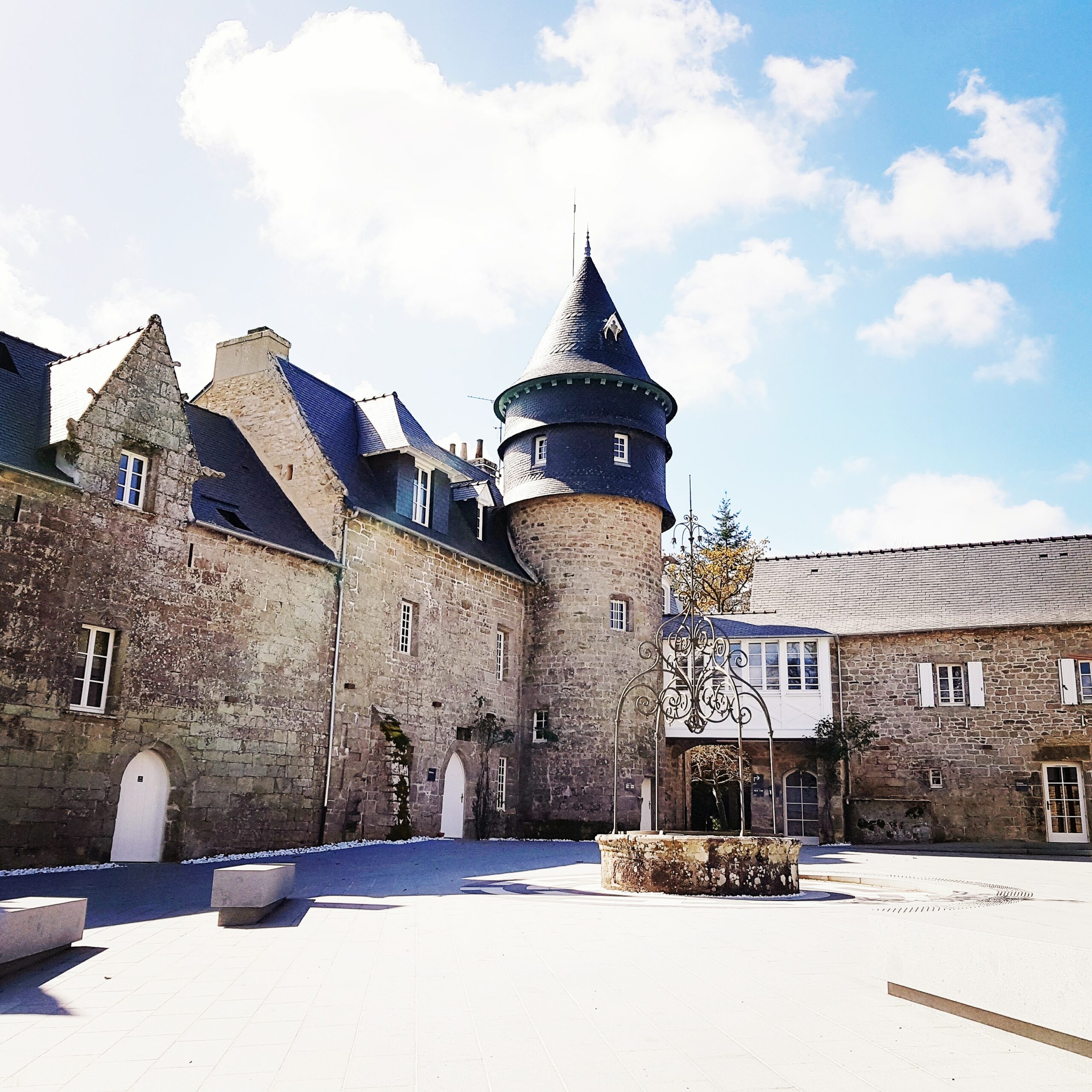 Photo de la cour du château de la Porte Neuve à Riec-sur-Bélon dans le Finistère en Bretagne 