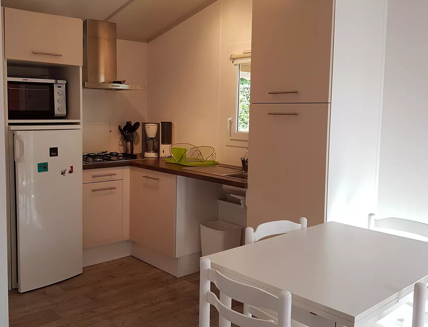 Intérieur mobil home sur le terrain accessible PMR du château de la Porte Neuve à Riec-sur-Bélon en Bretagne