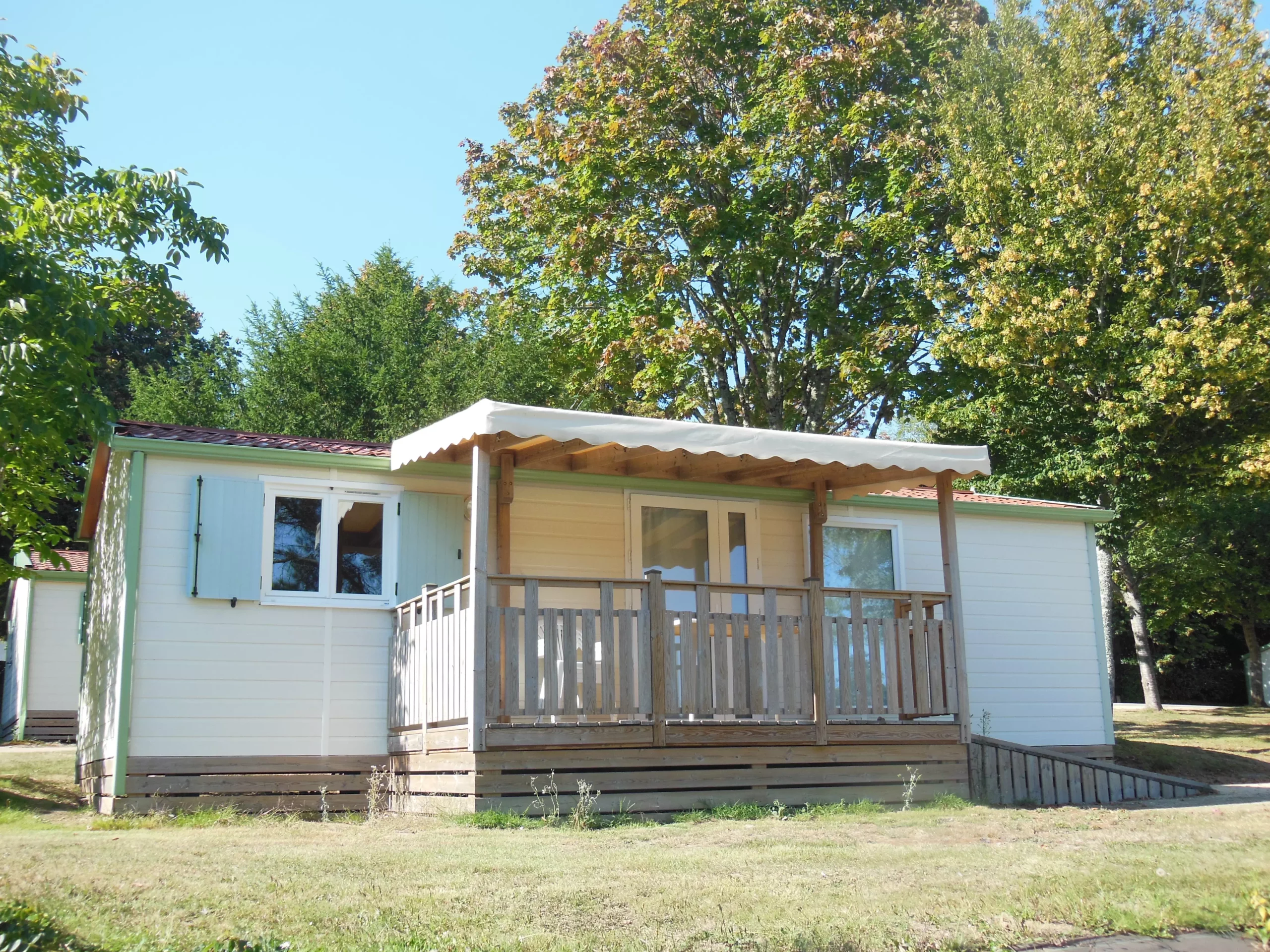 Mobilhome sur le terrain accessible PMR du château de la Porte Neuve à Riec-sur-Bélon en Bretagne