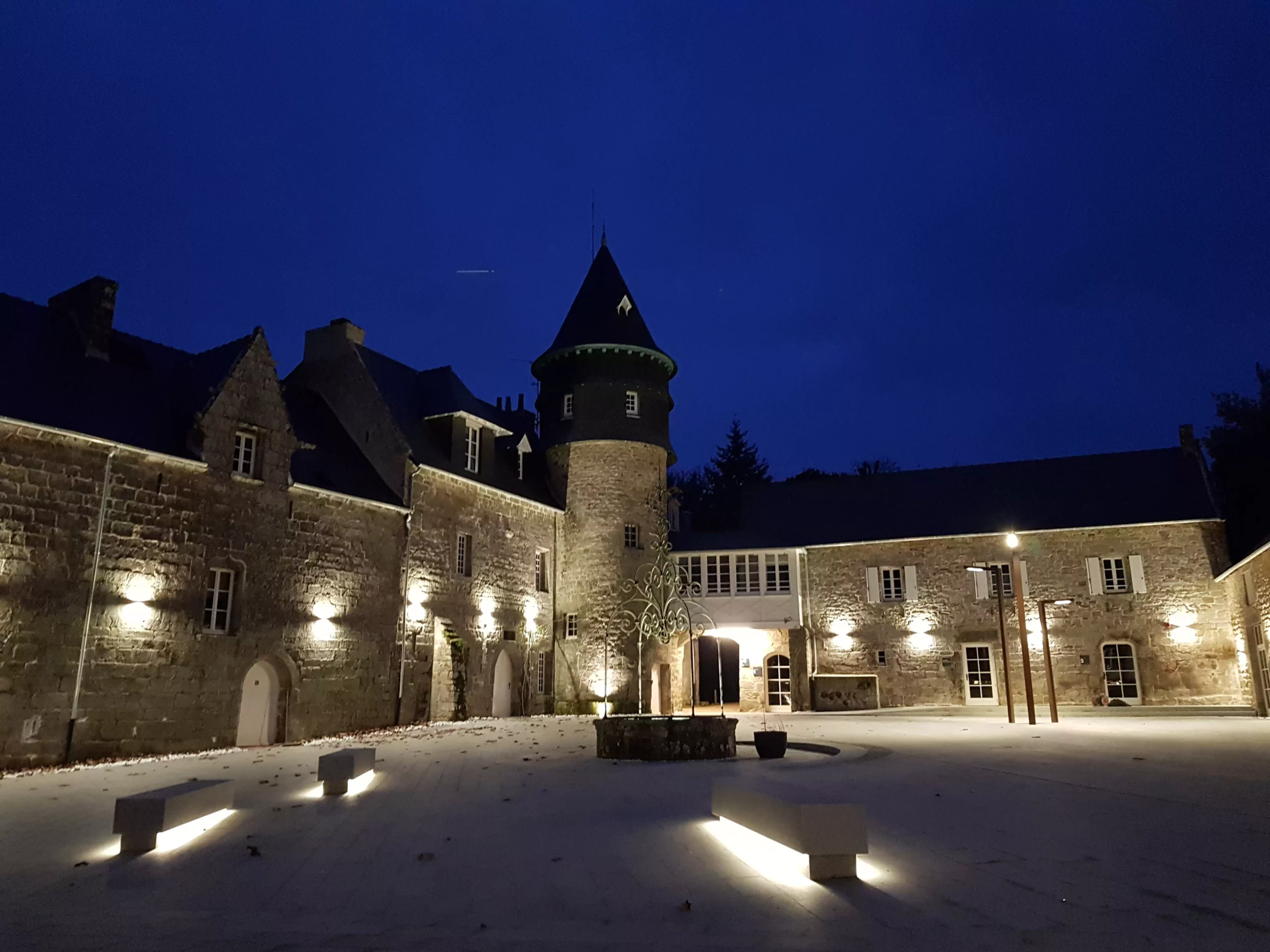 Photo de nuit du château du domaine de la Porte Neuve à Riec-sur-Bélon dans le Finistère en Bretagne