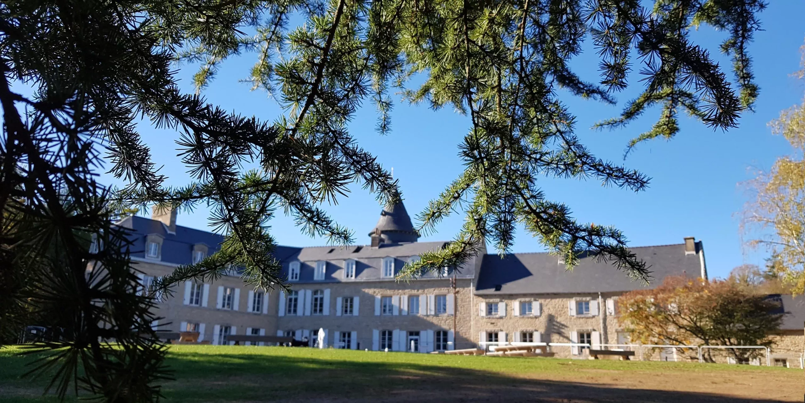 Vue sur le château du Domaine de la Porte Neuve à Riec-sur-Bélon en Bretagne