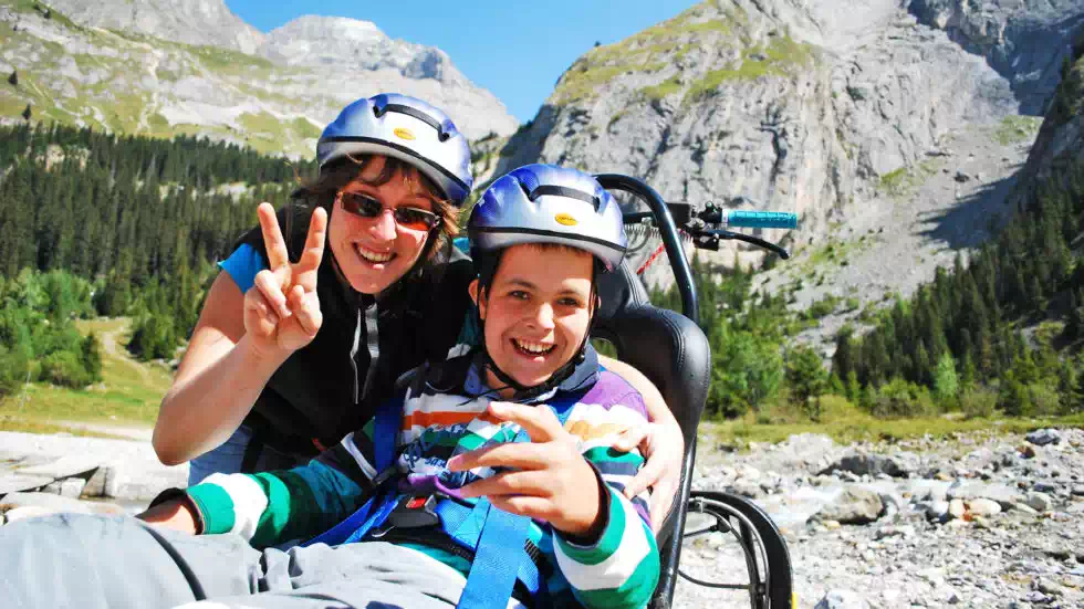 image-en-tete-sejour-adapte-handicap-moteur-enfant-cimgo-980x551 Séjour handicap moteur pour enfant à la montagne avec Anaé Vacances. Activité adaptée fauteuil tout terrain en Cimgo à l'Anaé