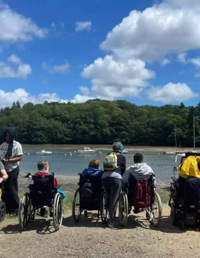 Groupe en vacances à l'Anaé se baladant près de la rivière du Bélon