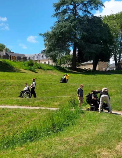 Larges allées accessibles à tous du parc du Domaine de la Porte Neuve à Riec